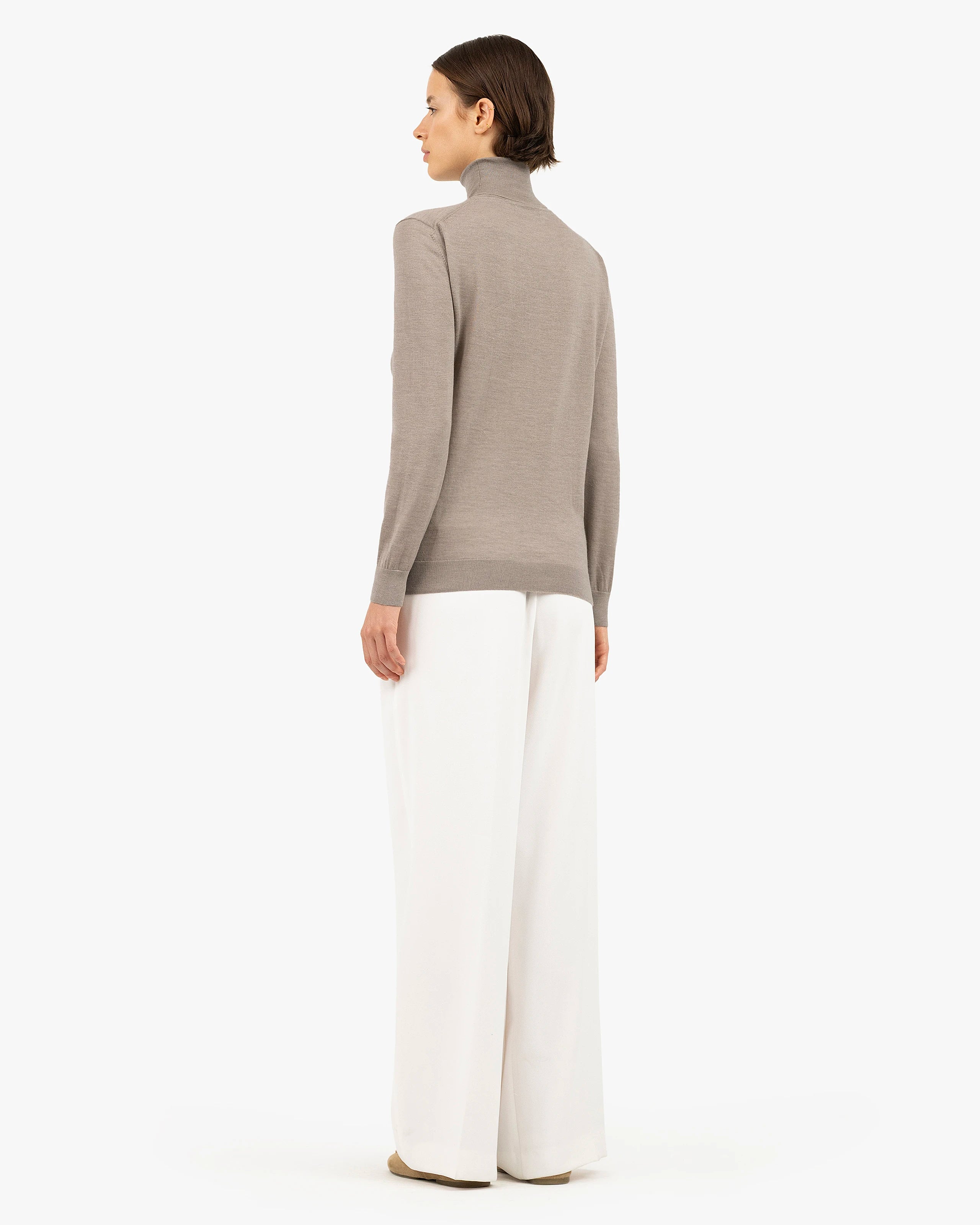 Women's Belvoir Turtleneck Sweater - Beige Cashmere / Seta