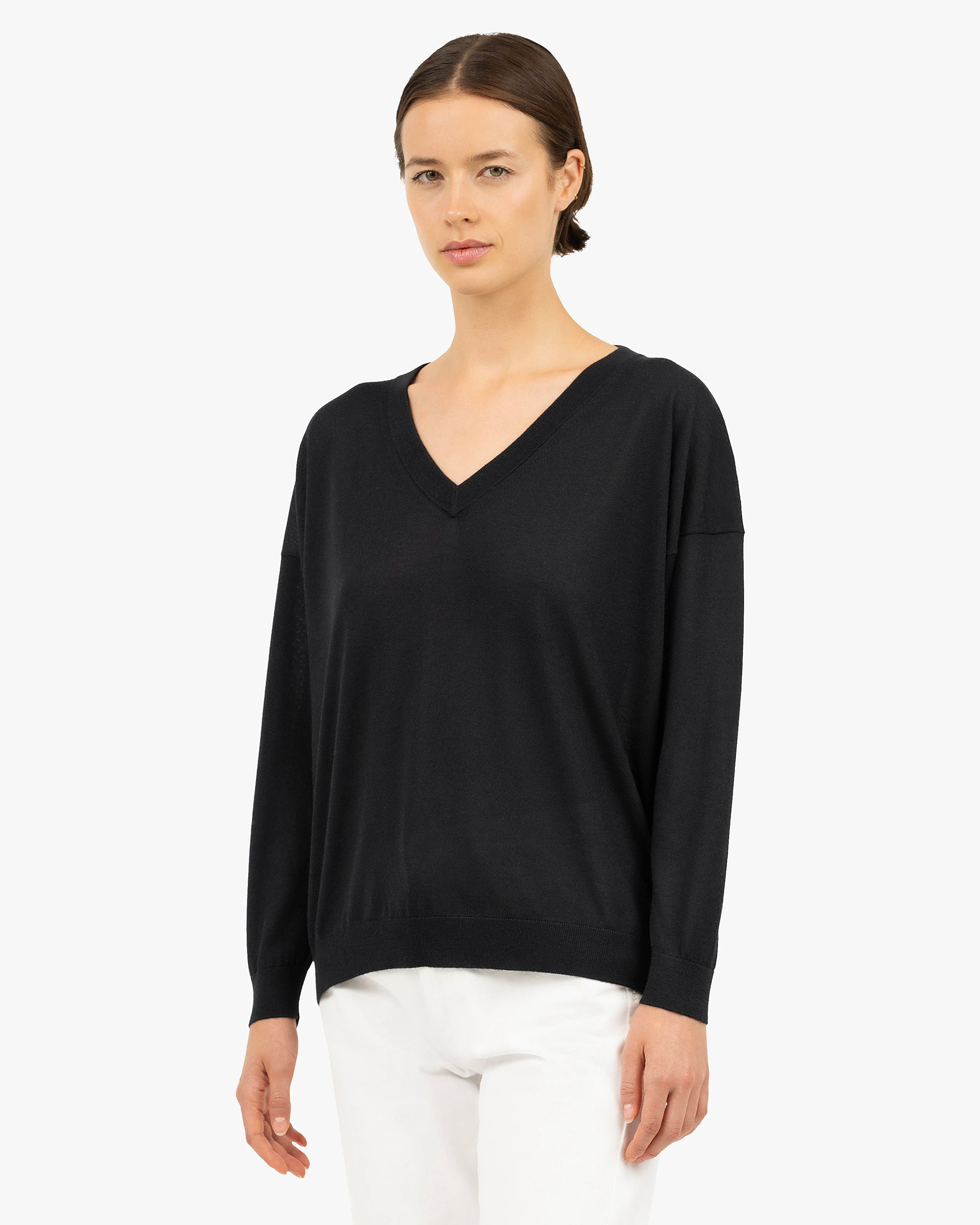 Women's Belvoir V-Neck Sweater - Black Cashmere / Seta