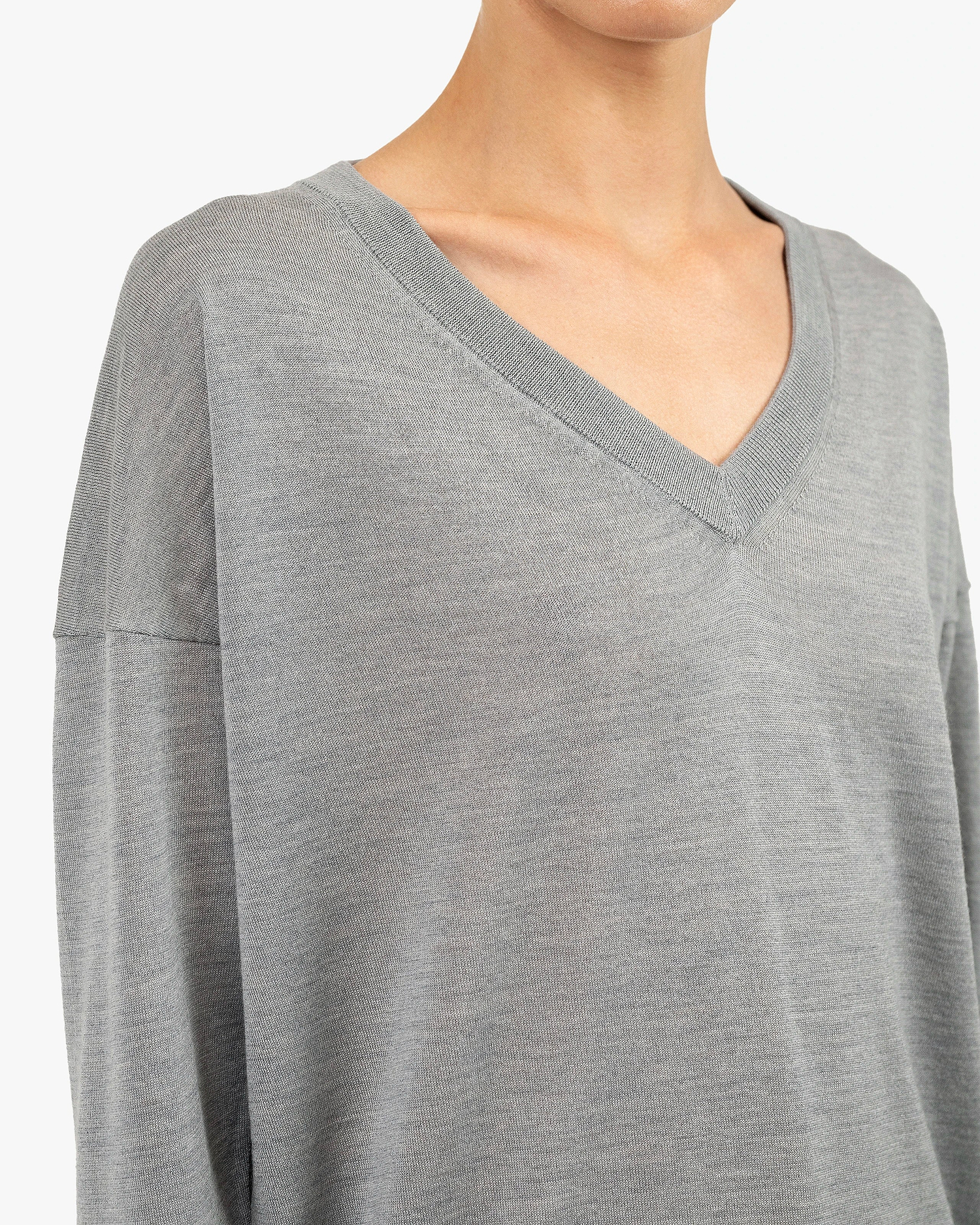 Women's Belvoir V-Neck Sweater - Grey Cashmere / Seta