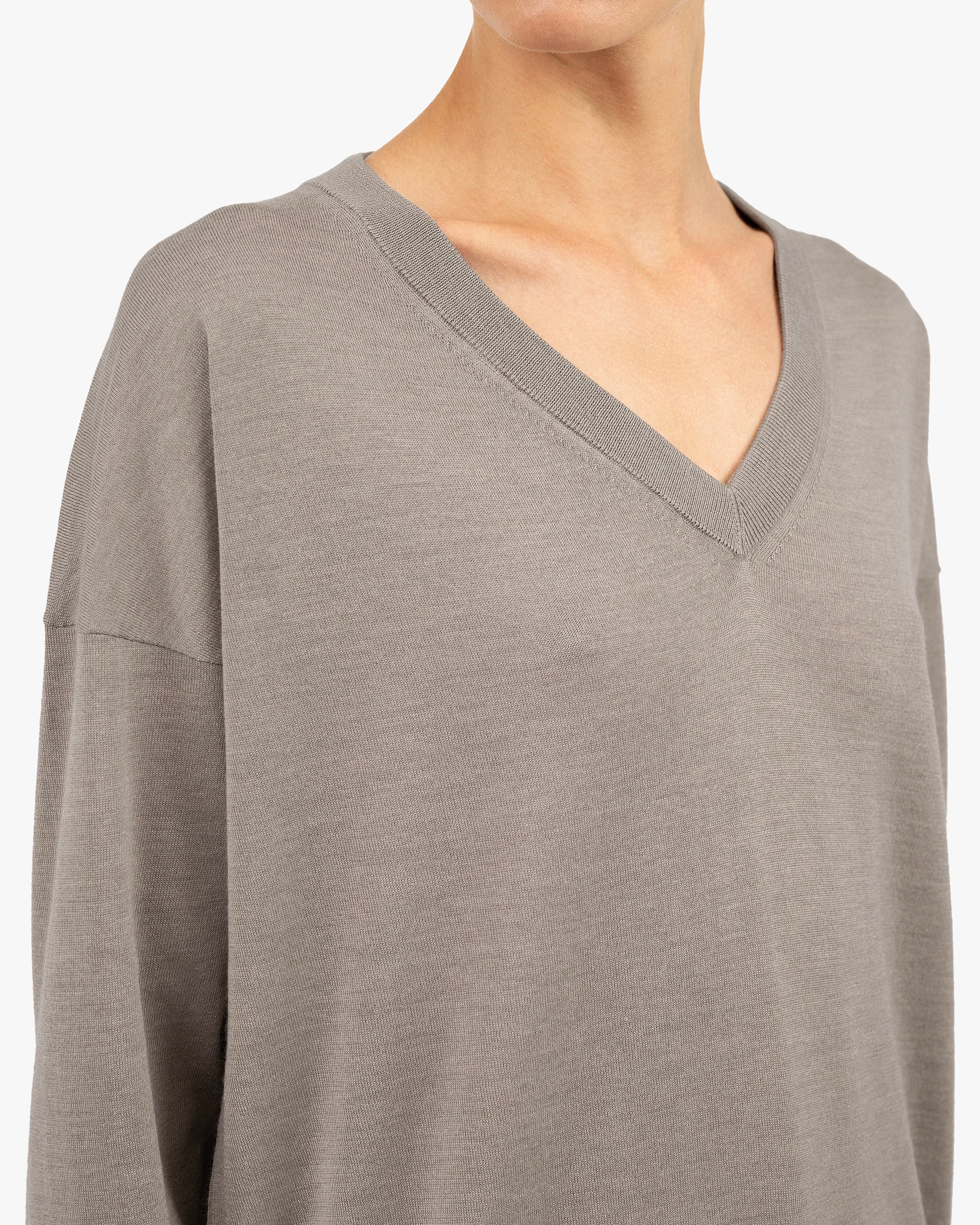 Women's Belvoir V-Neck Sweater - Beige Cashmere / Seta