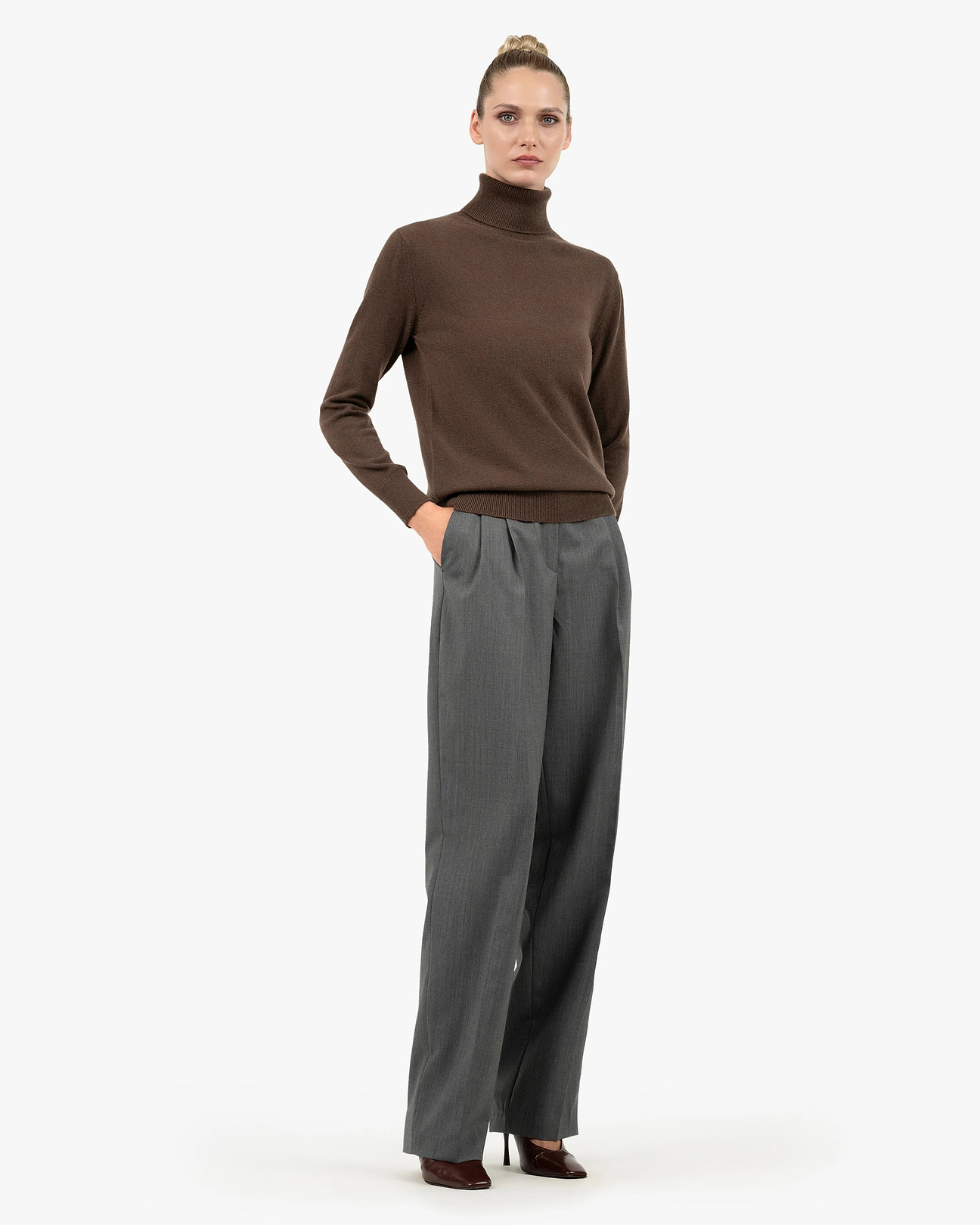 Women's Essential Cashmere Turtleneck Sweater - Brown | MaisonCashmere