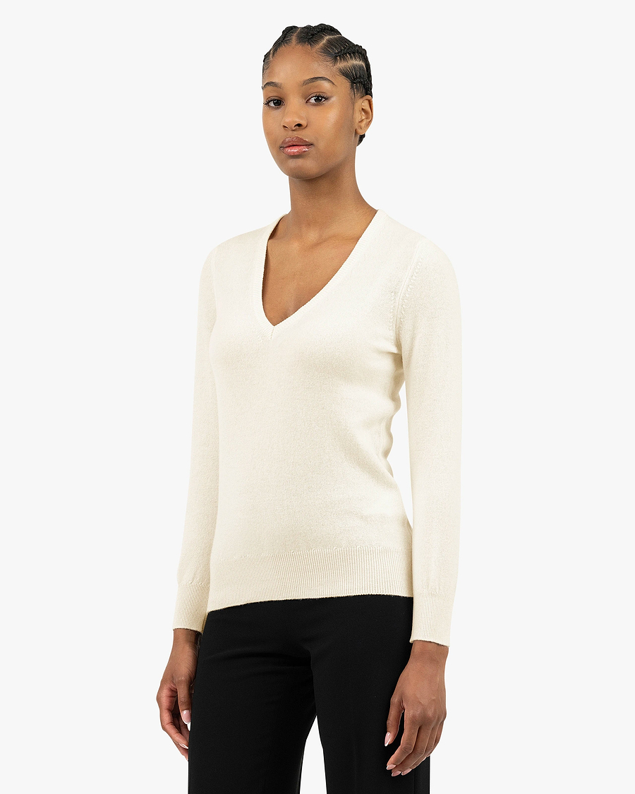 Women's Essential V-Neck Sweater - White Cashmere