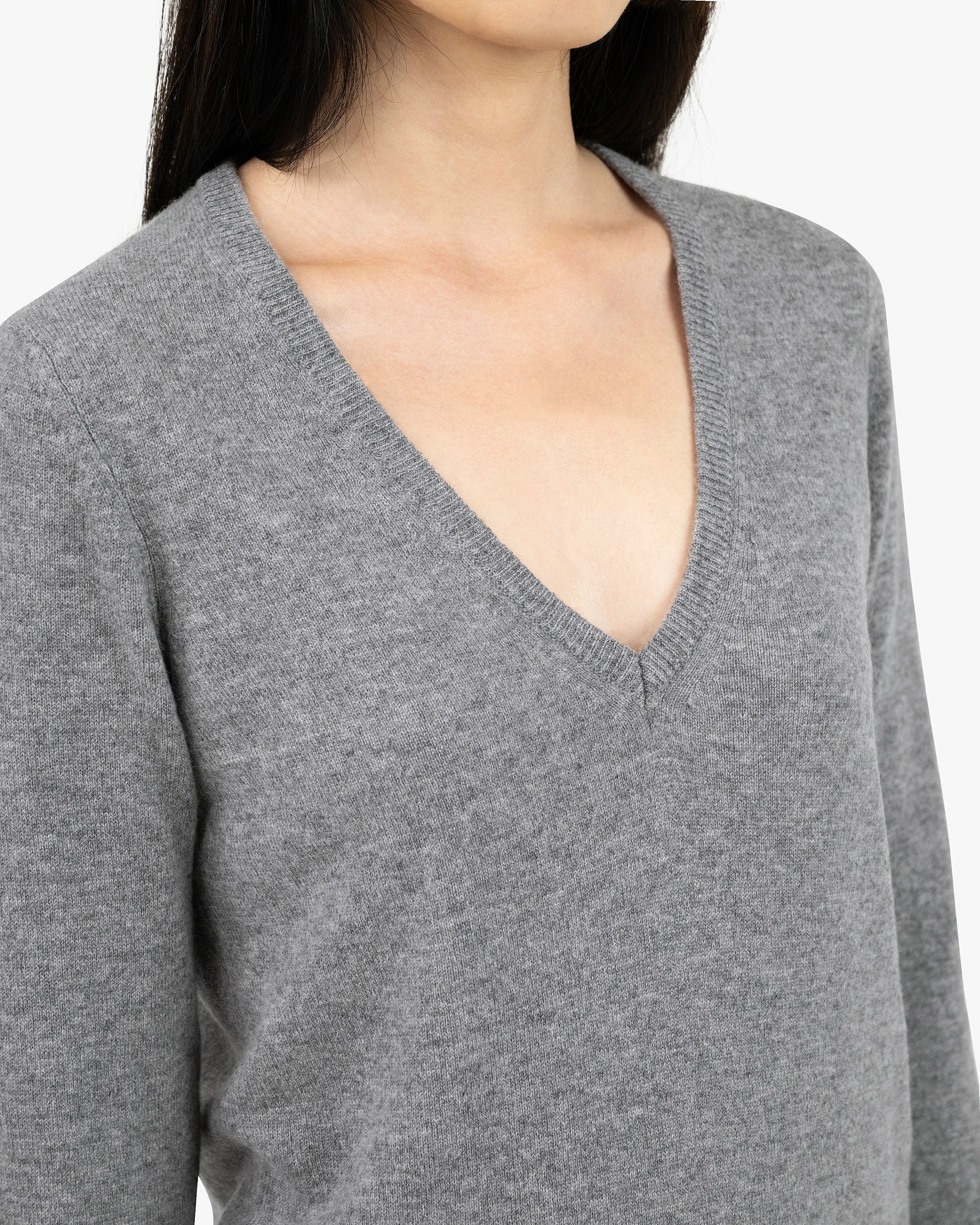 Women's Essential V-Neck Sweater - Medium Grey Cashmere