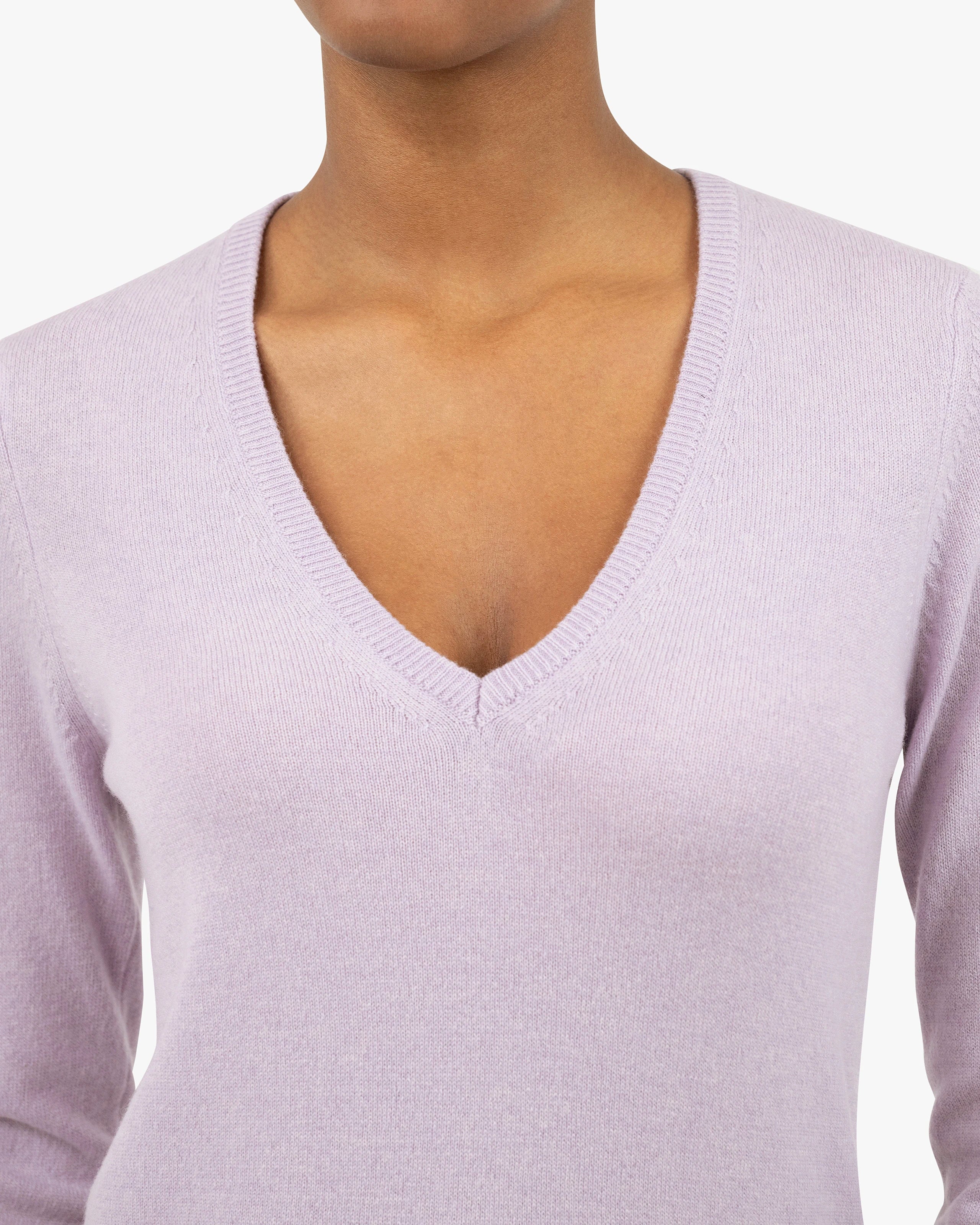 Women's Essential V-Neck Sweater - Lilac Cashmere