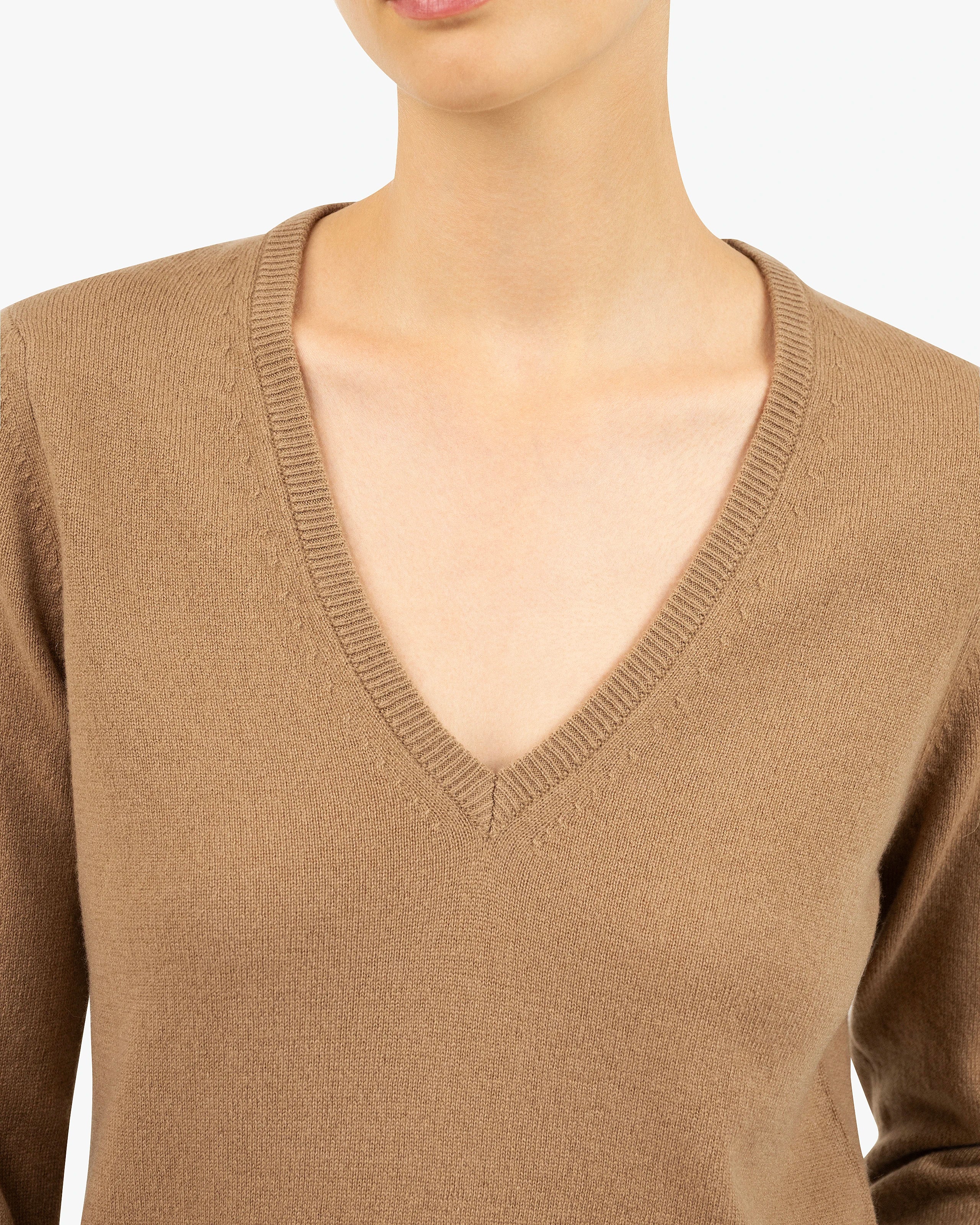 Women's Essential V-Neck Sweater - Camel Cashmere