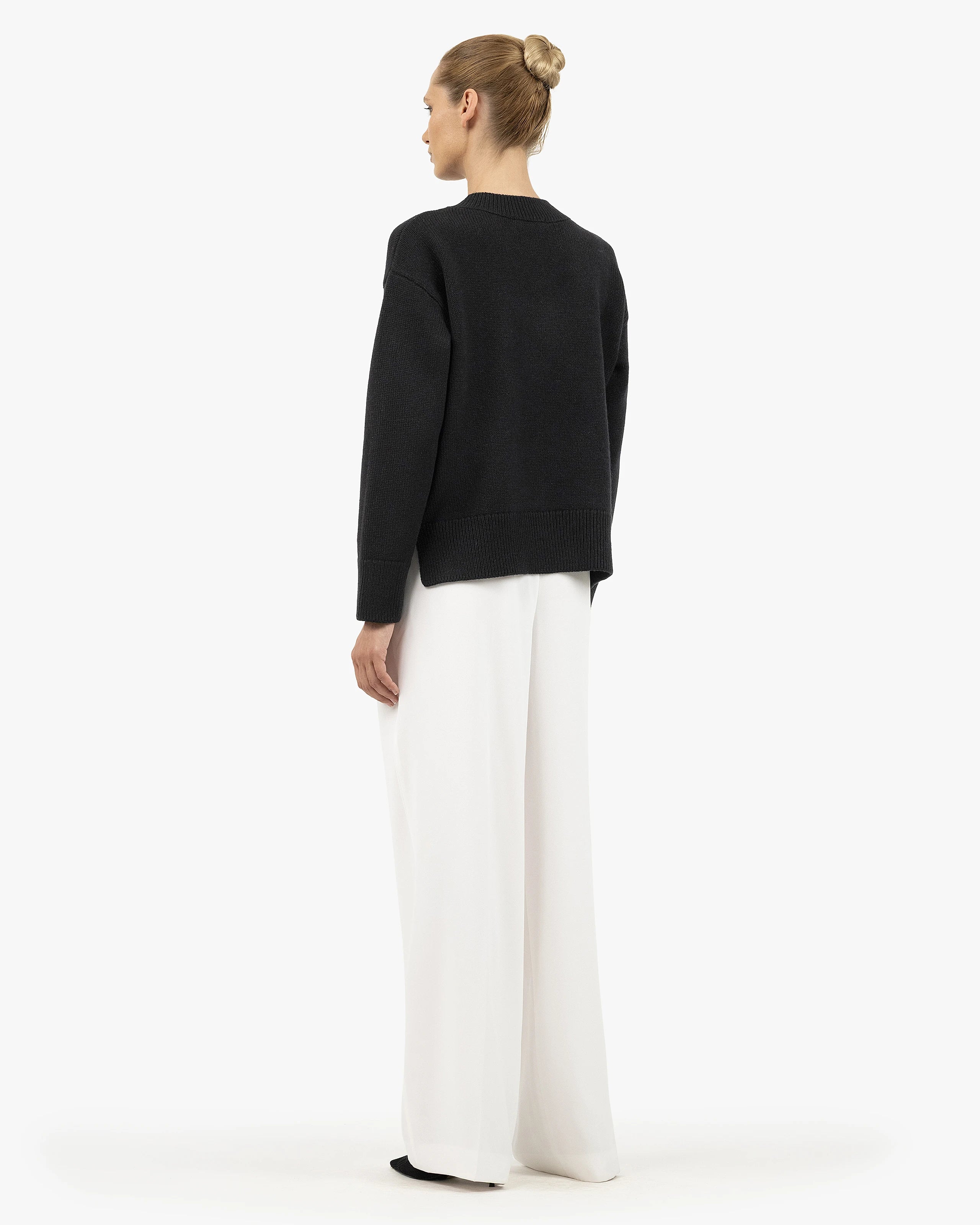 Women's Funes V-Neck Sweater - Black Merino