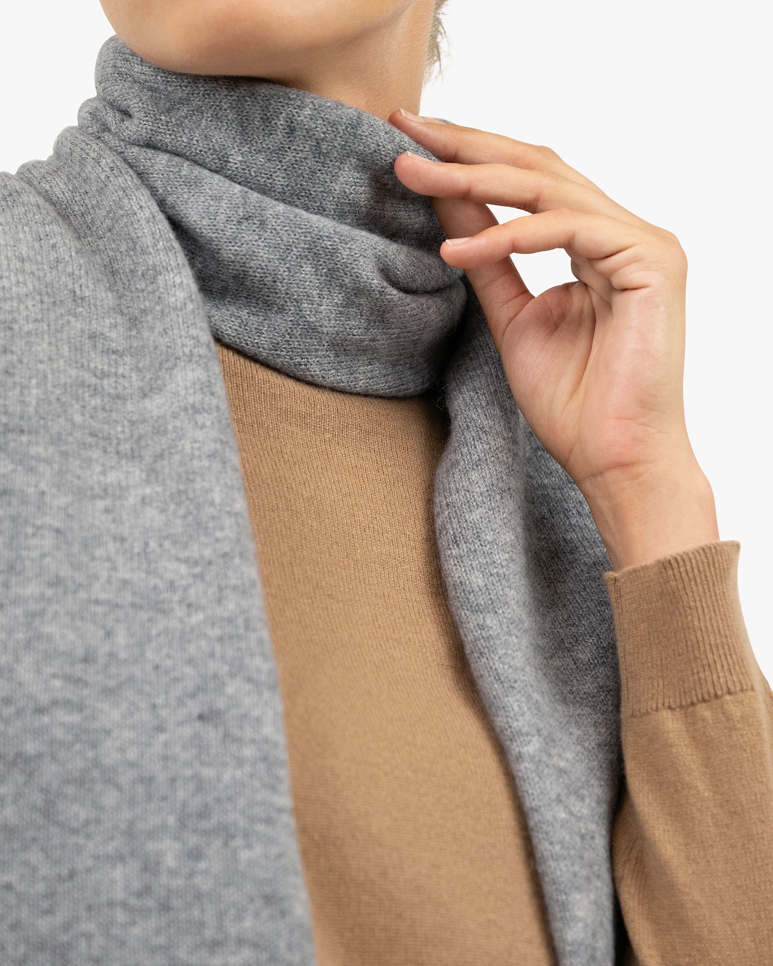 Women's Essential Maxi Scarf - Medium Grey Cashmere