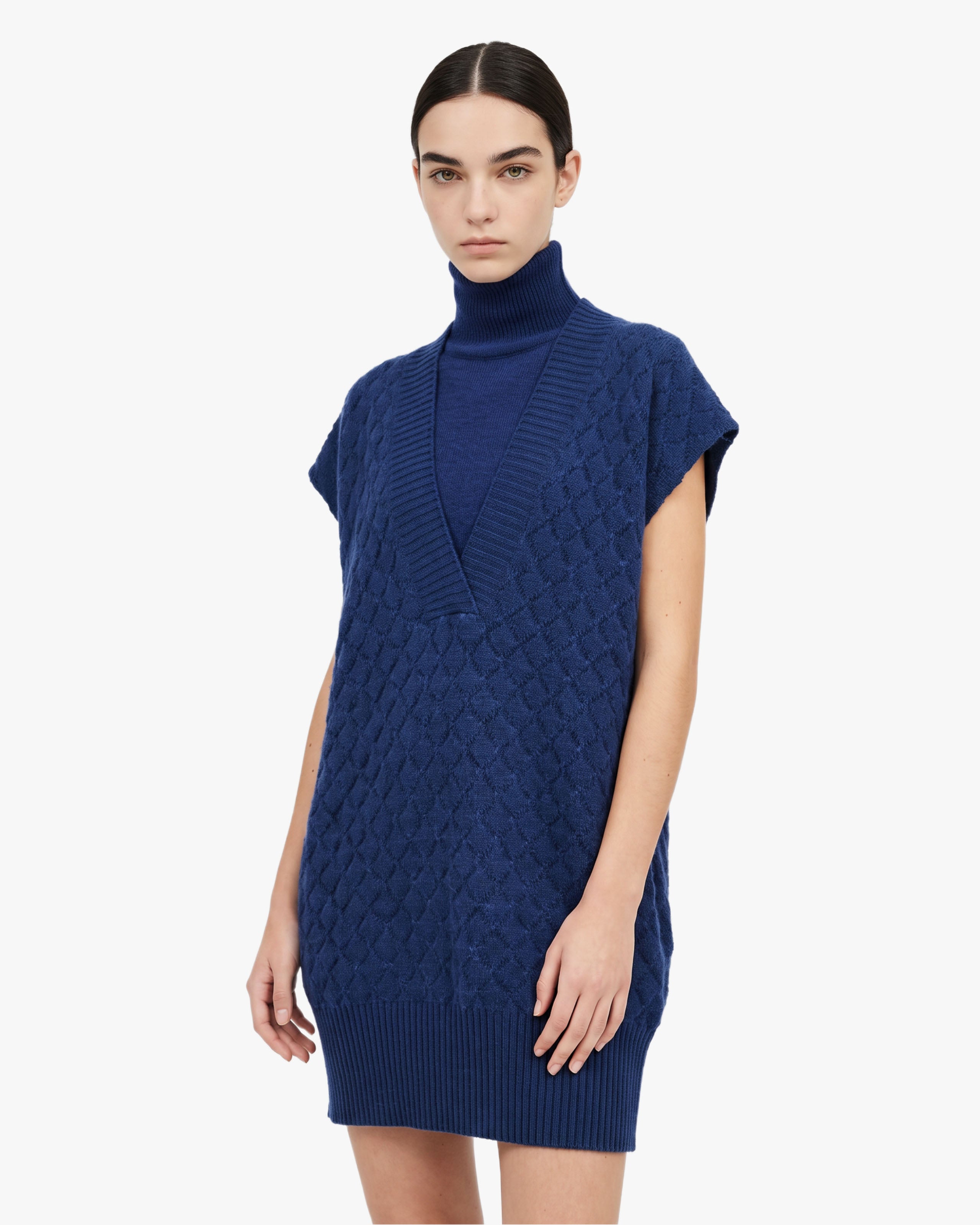V-Neck Dress | The Moment 05 Women > Dresses