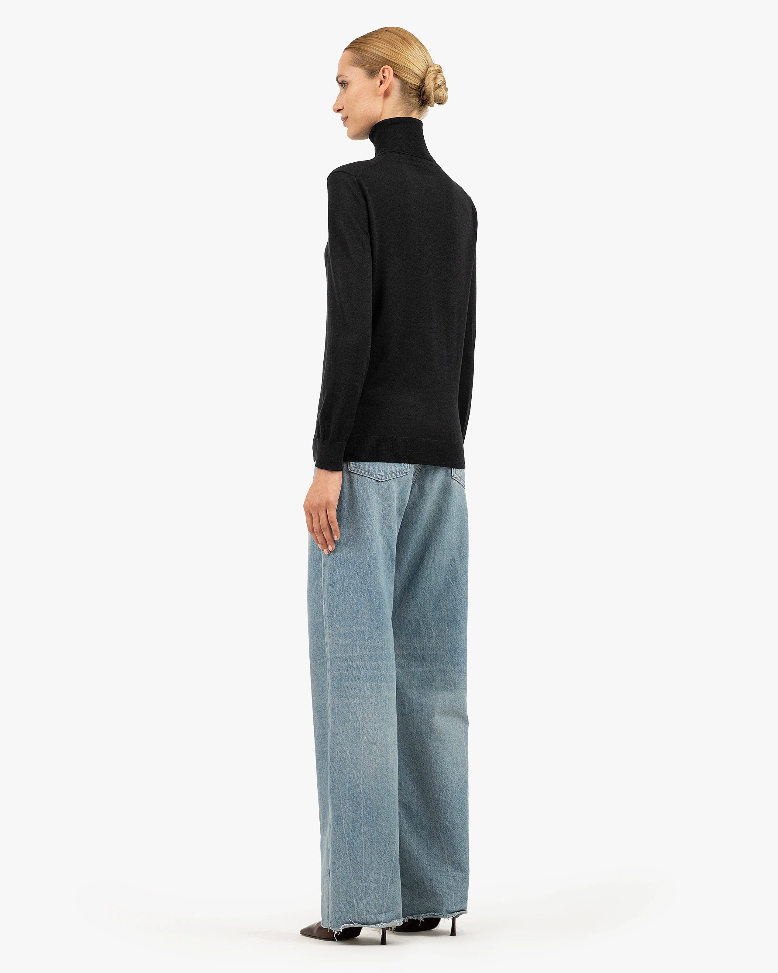 Women's Belvoir Turtleneck Sweater - Black Cashmere / Seta