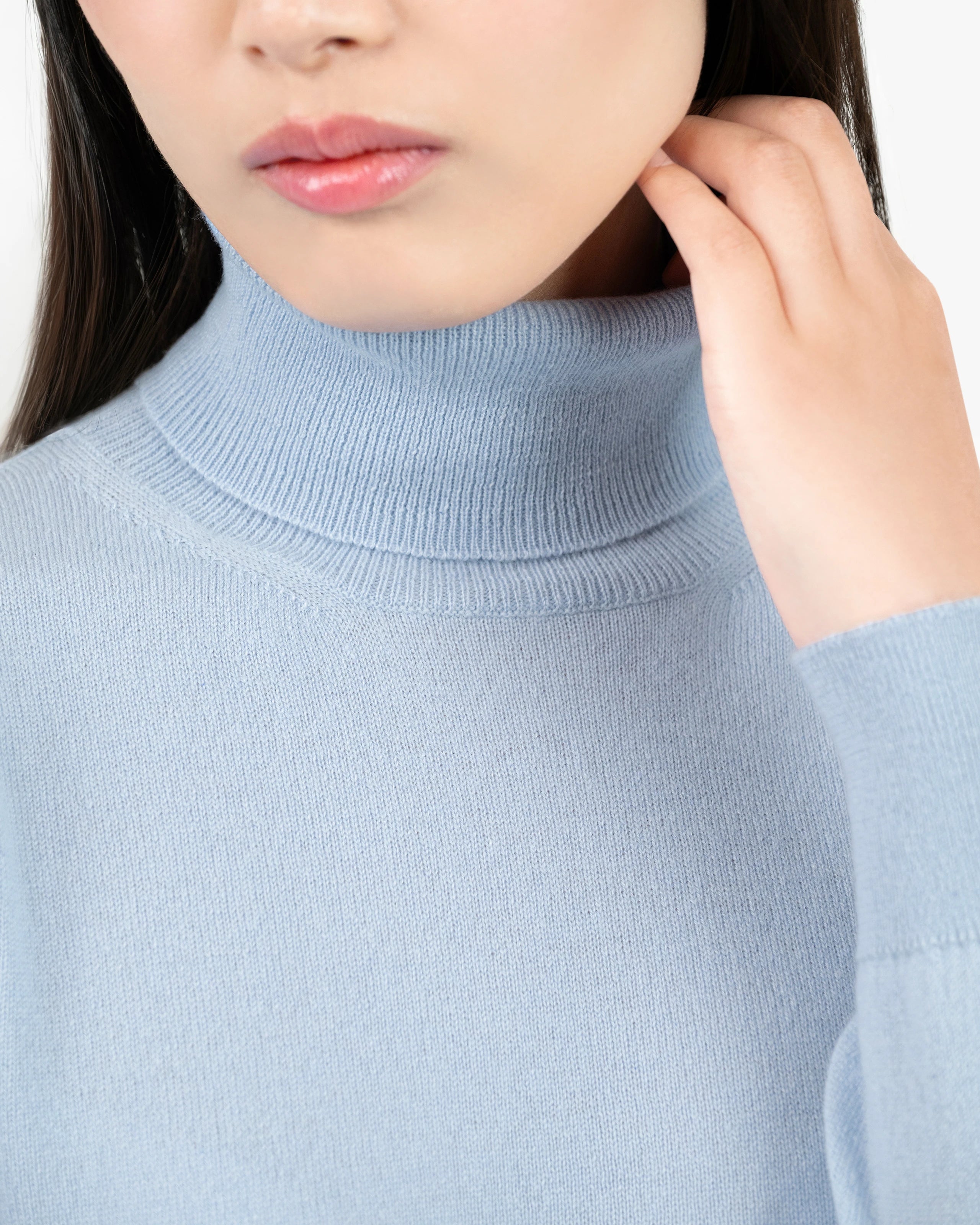 Women's Essential Turtleneck Sweater - Light Blue Cashmere