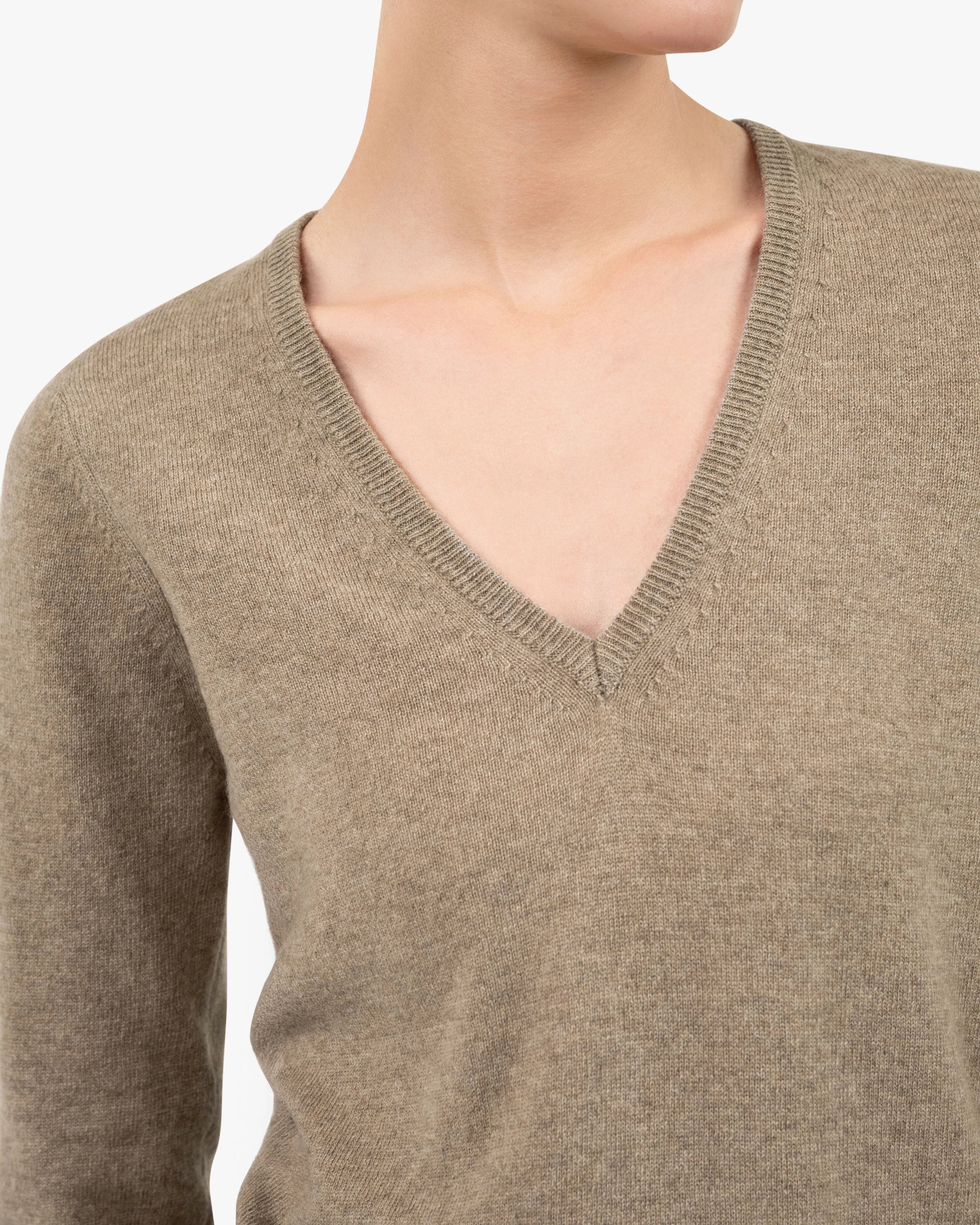 Women's Essential V-Neck Sweater - Taupe Cashmere
