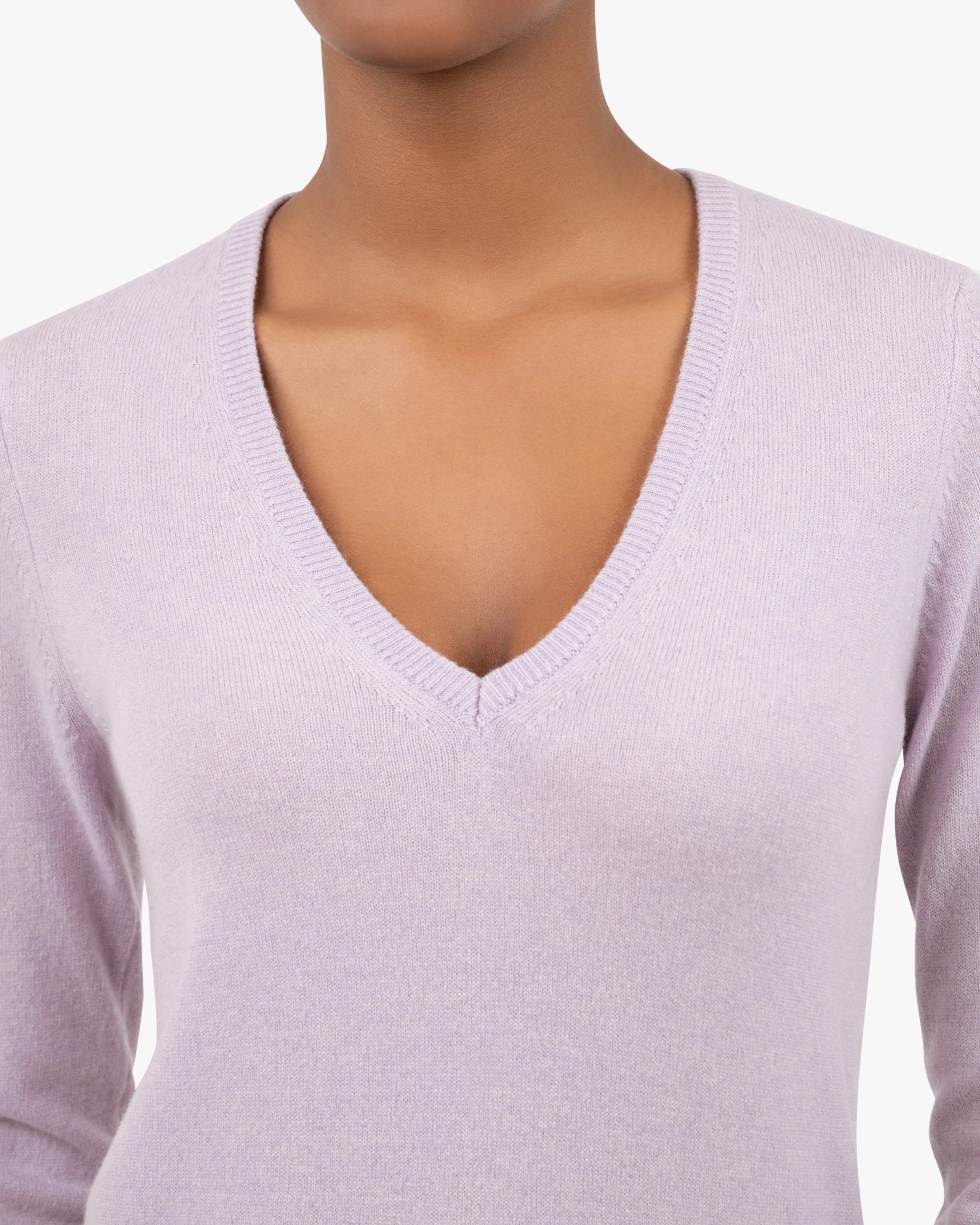 Women's Essential V-Neck Sweater - Lilac Cashmere