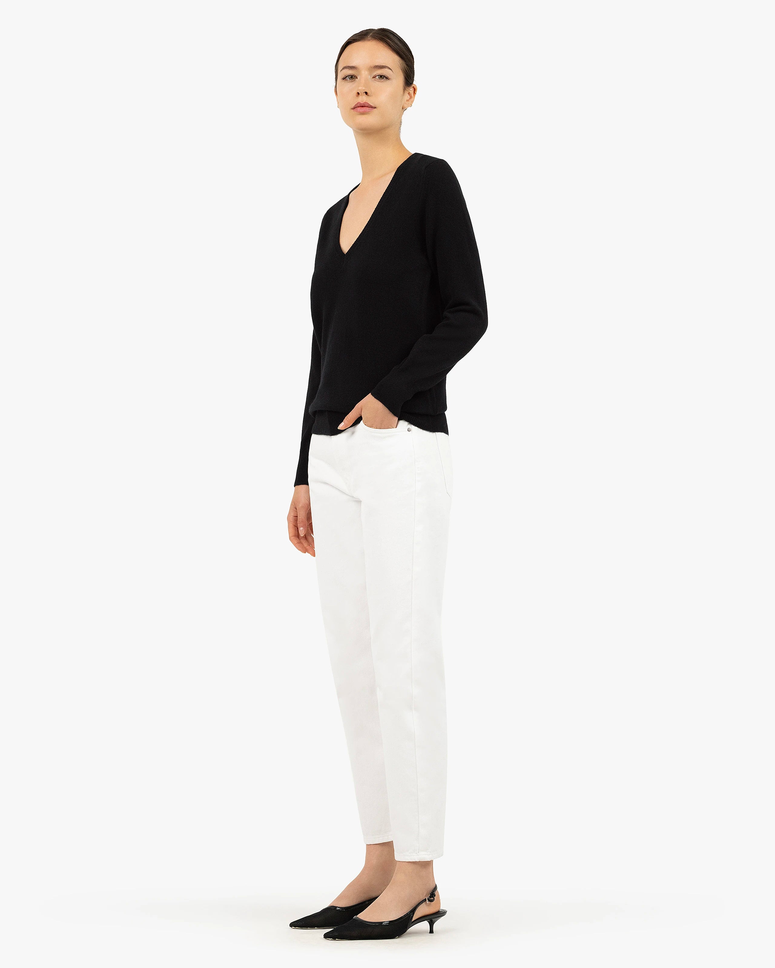 Women's Essential V-Neck Sweater - Black Cashmere